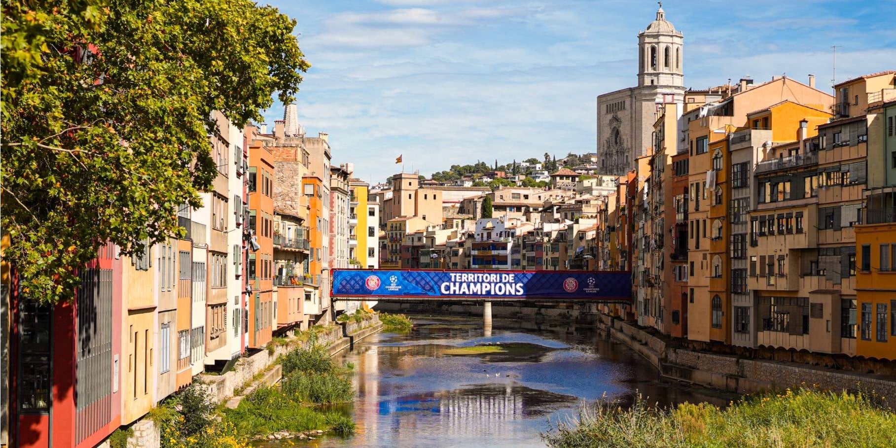 El Puente de las Peixateries Velles de Girona, con una pancarta para conmemorar la llegada de la Champions | Girona FC