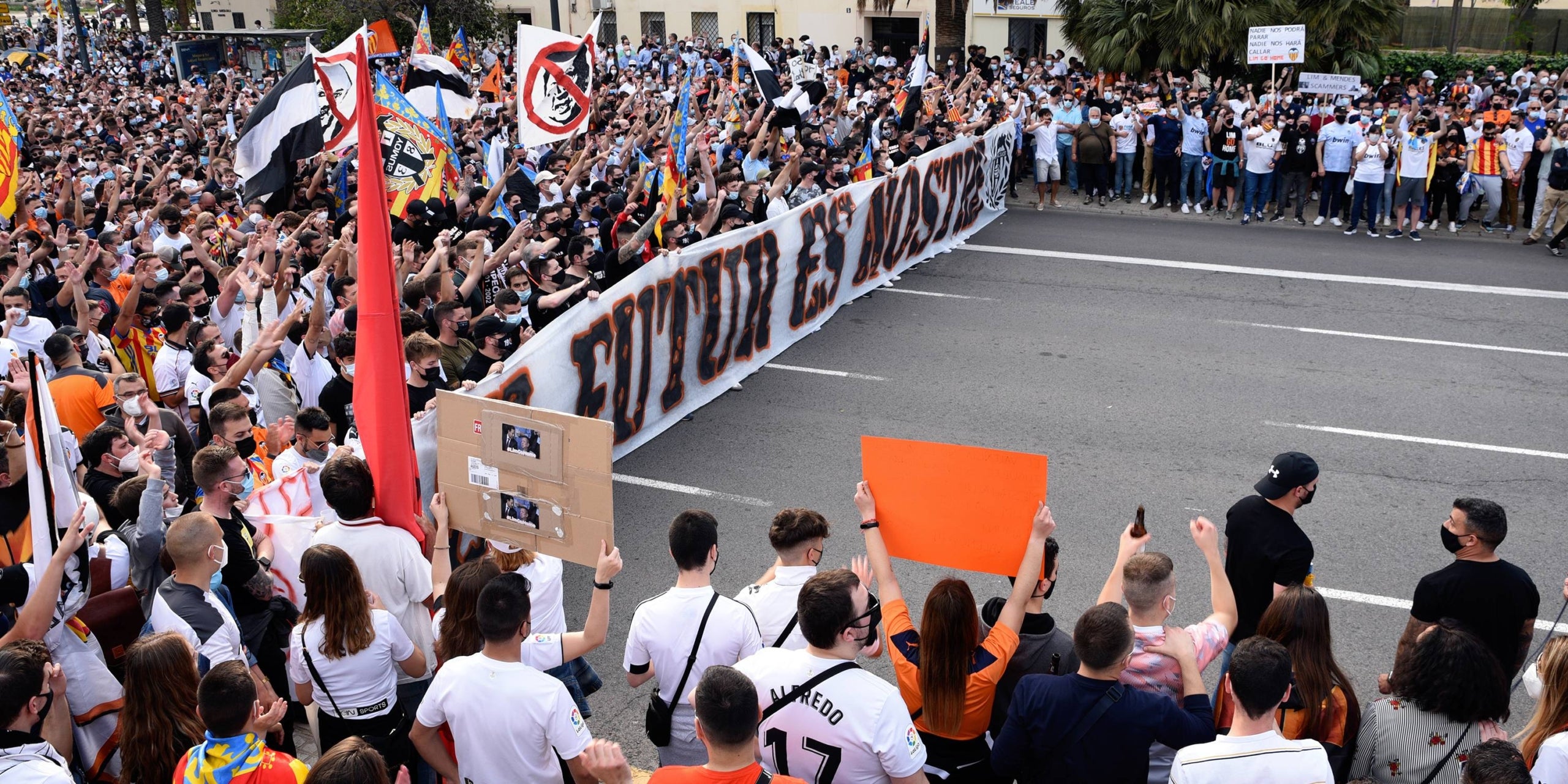 Manifestación de los aficionados del Valencia contra Peter Lim en el año 2021 | Europa Press
