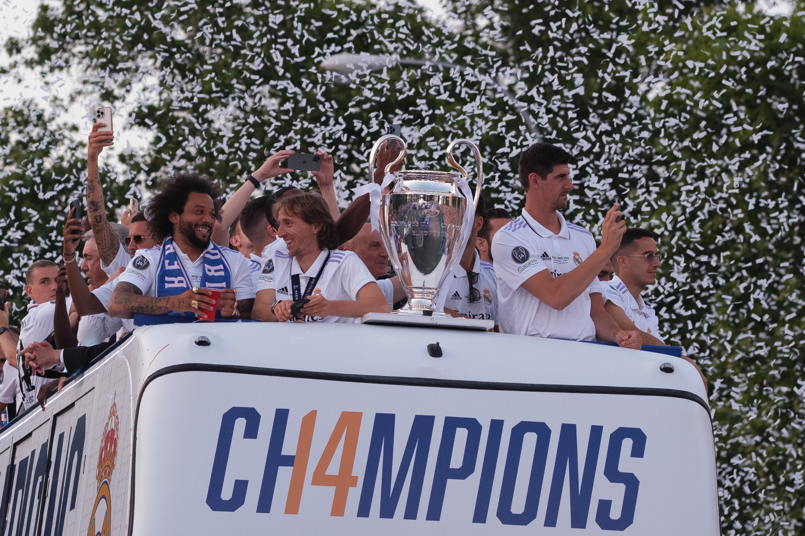Los jugadores del Madrid, con la Champions de 2022 | Europa Press