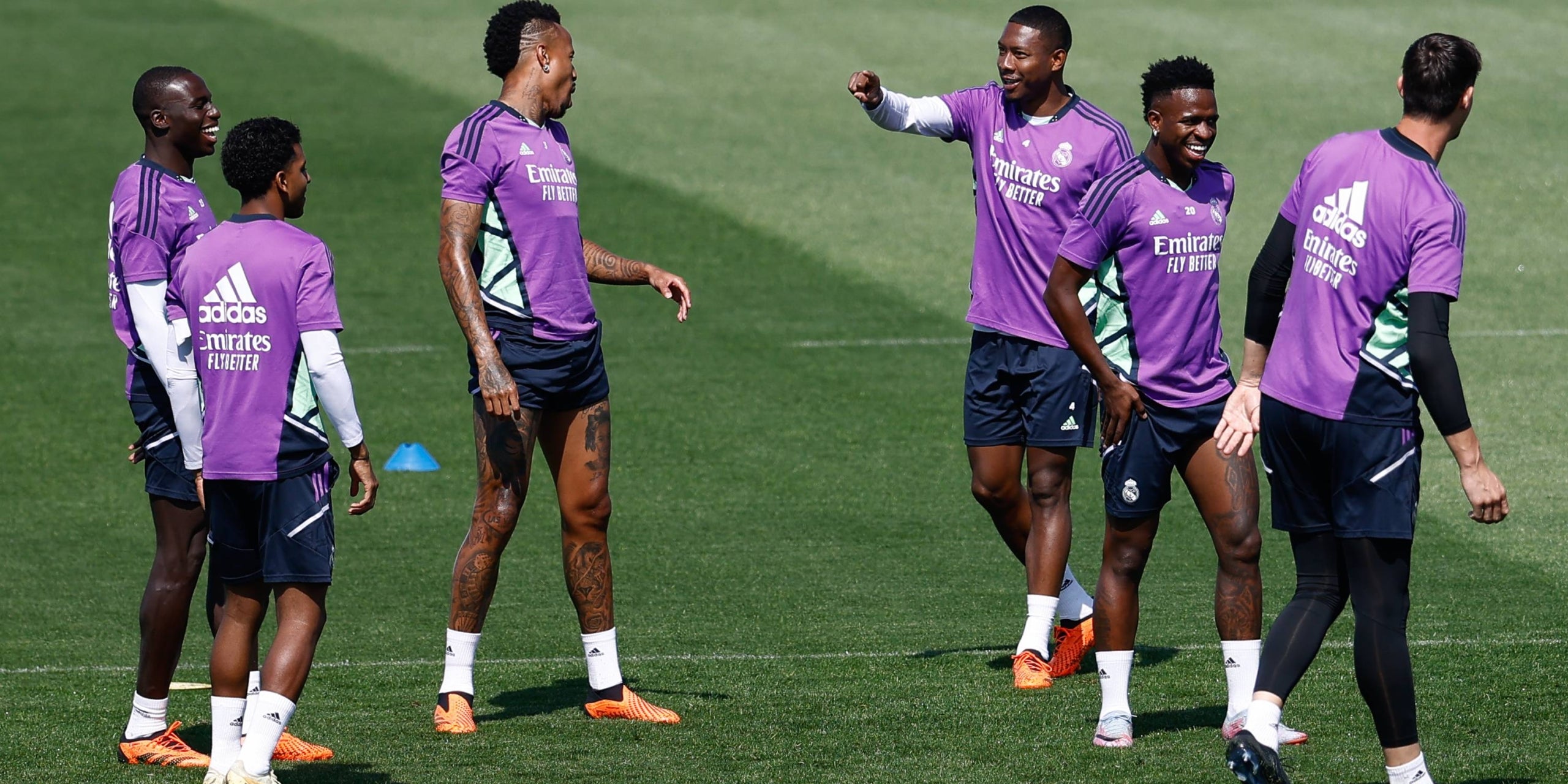 Rodrygo i Courtois, entre altres jugadors del Madrid, durant un entrenament | Europa Press