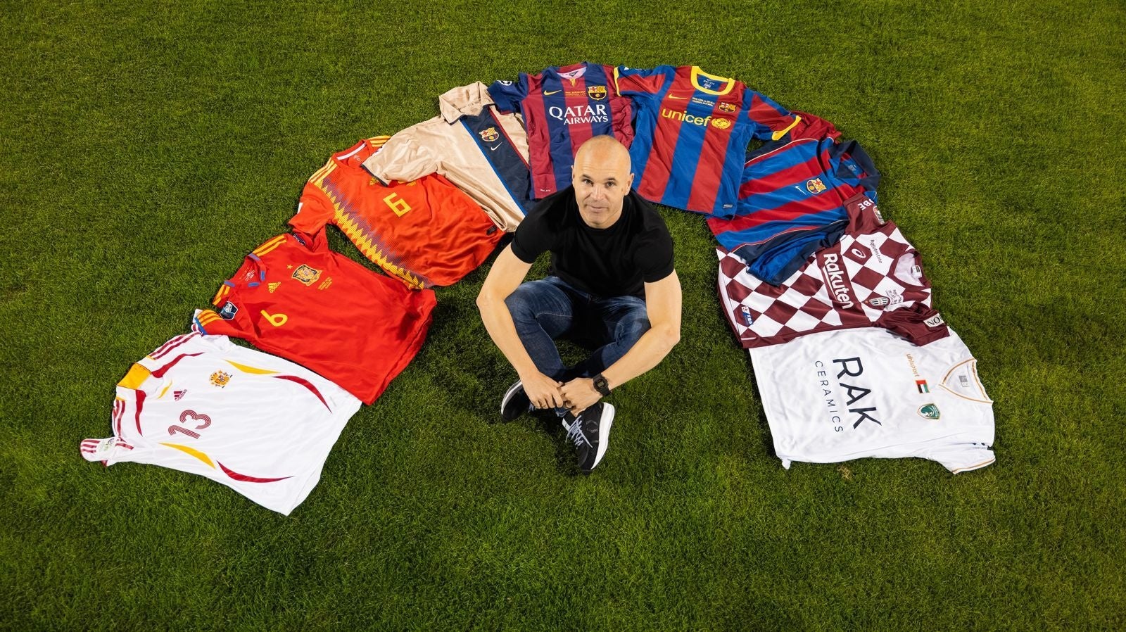 Andrés Iniesta, con las camisetas de todos los equipos donde ha jugado | Europa Press