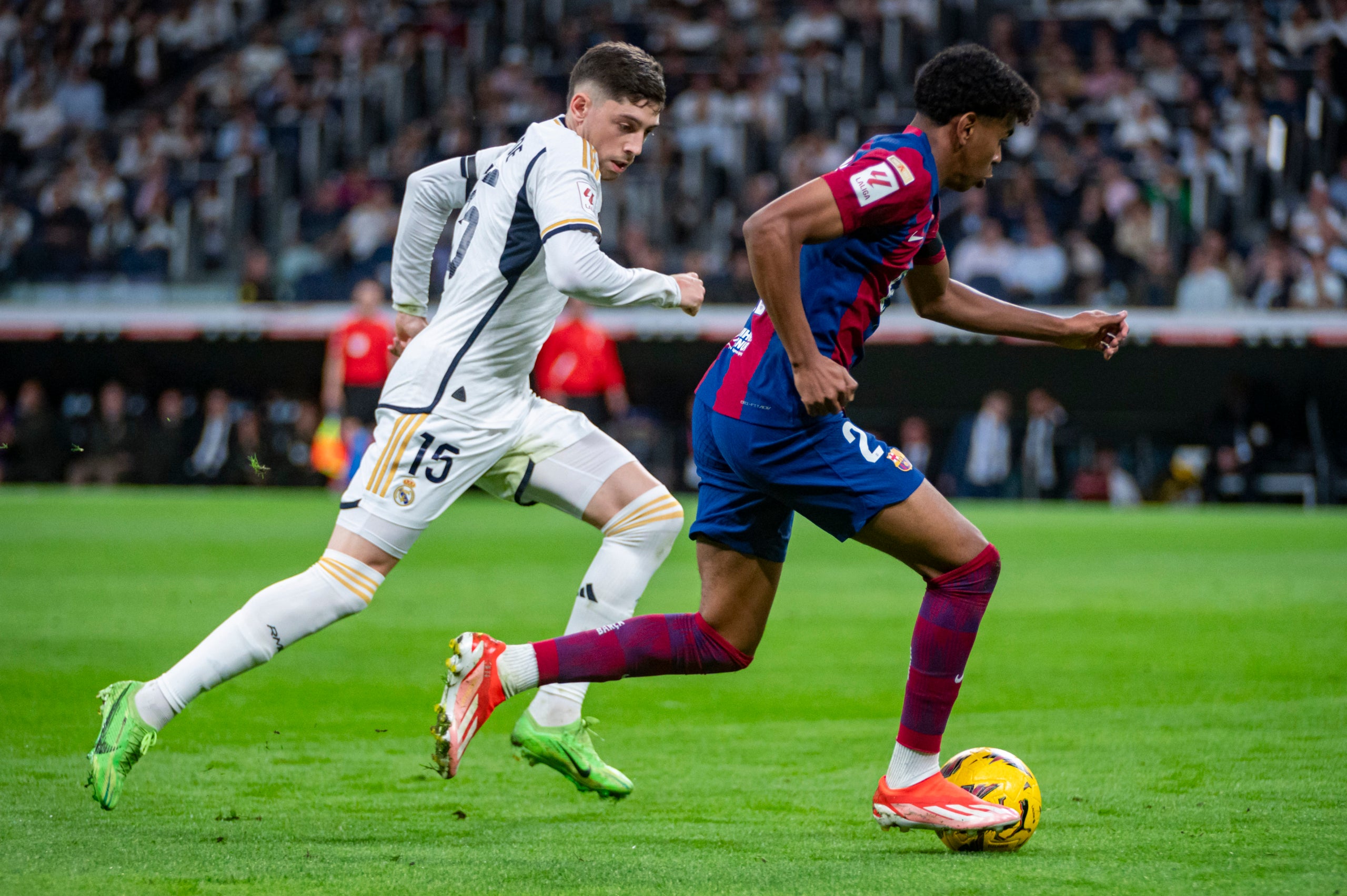 Fede Valverde persegueix Lamine Yamal durant l'últim clàssic a l'Estadi Santiago Bernabéu | Europa Press