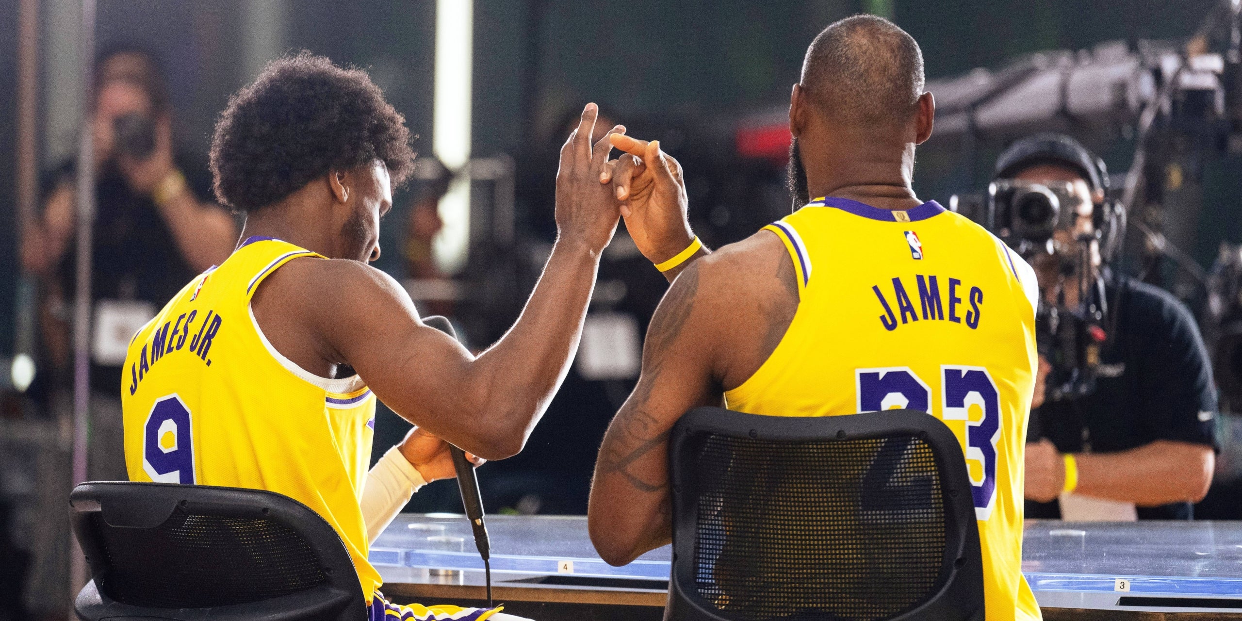 LeBron James, a la dreta, amb el seu fill Bronny James | Europa Press