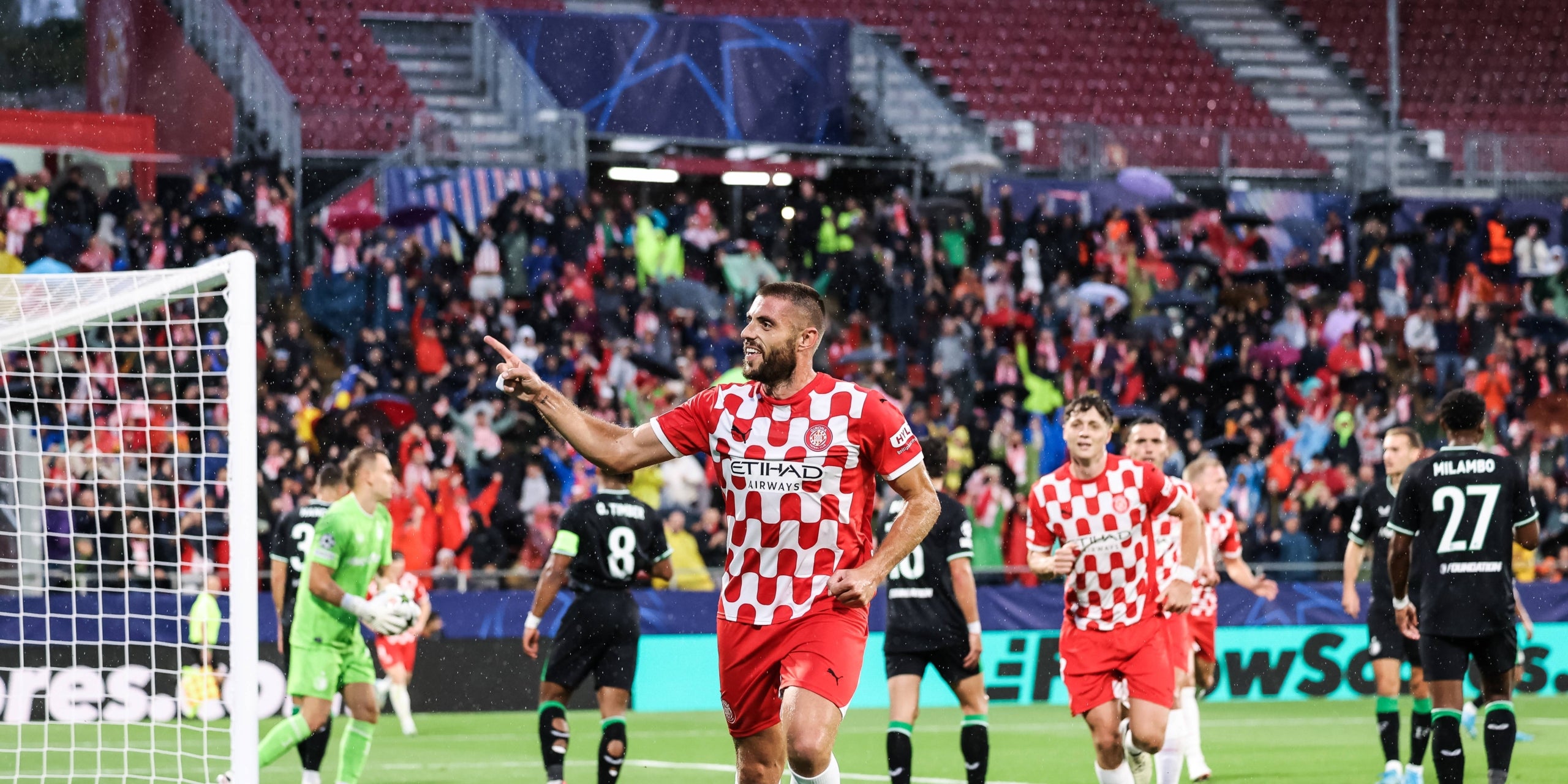 En la celebració del gol de David López es pot veure una de les graderies supletòries completament buida | Europa Press