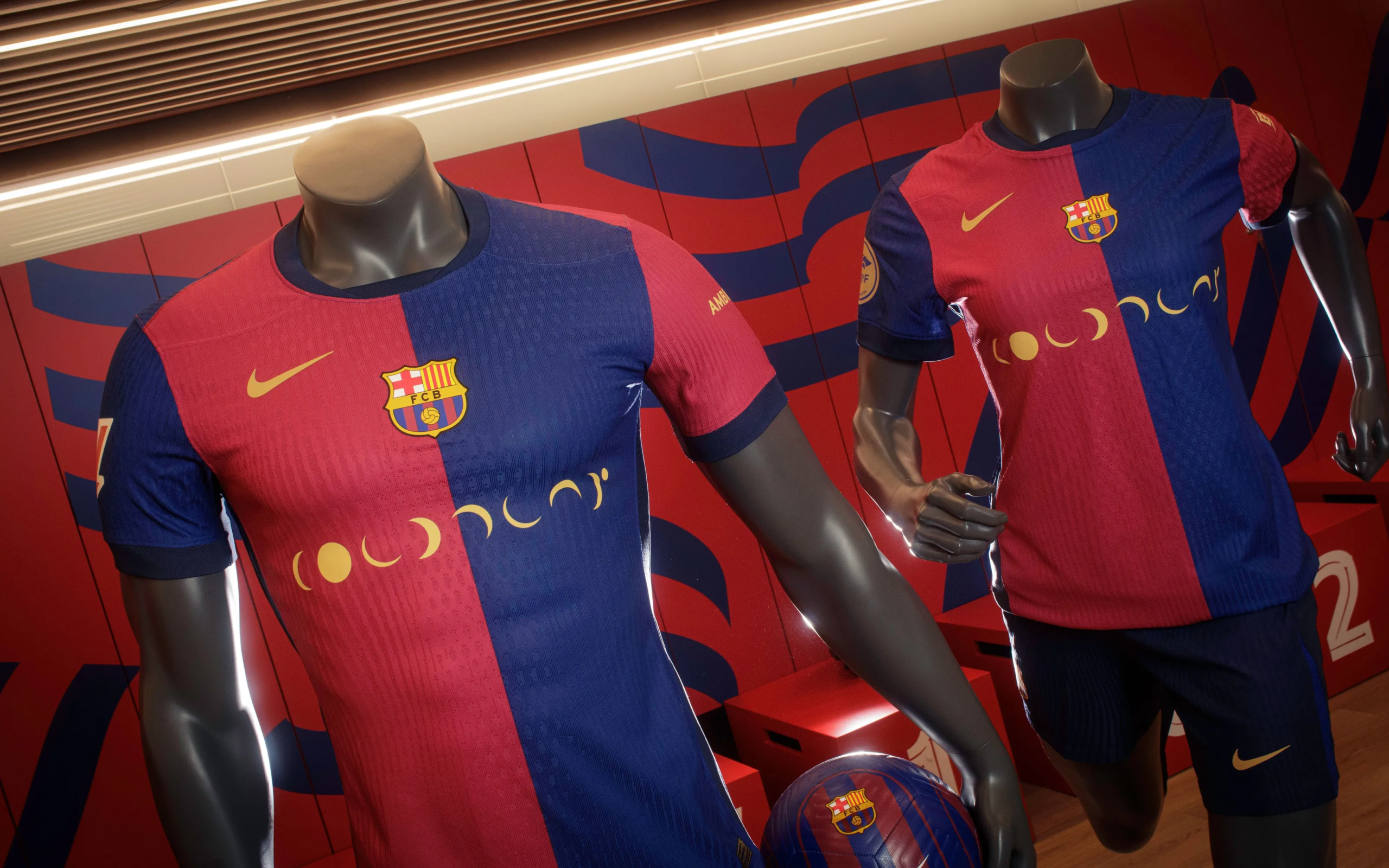 Dues samarretes del Barça amb el logotip de Coldplay | FC Barcelona