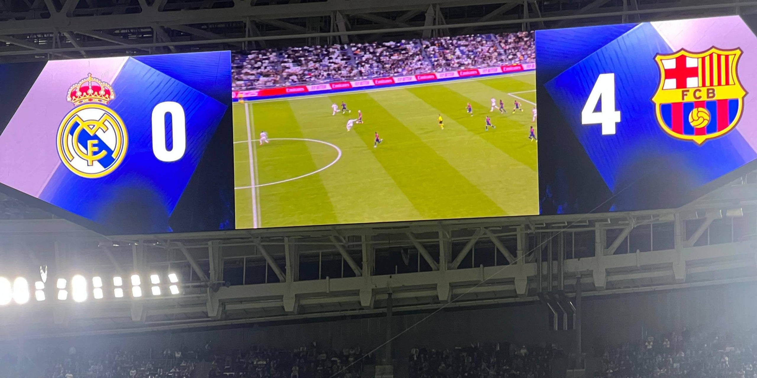El marcador del Santiago Bernabéu, amb el 0-4 favorable al Barça | FC Barcelona