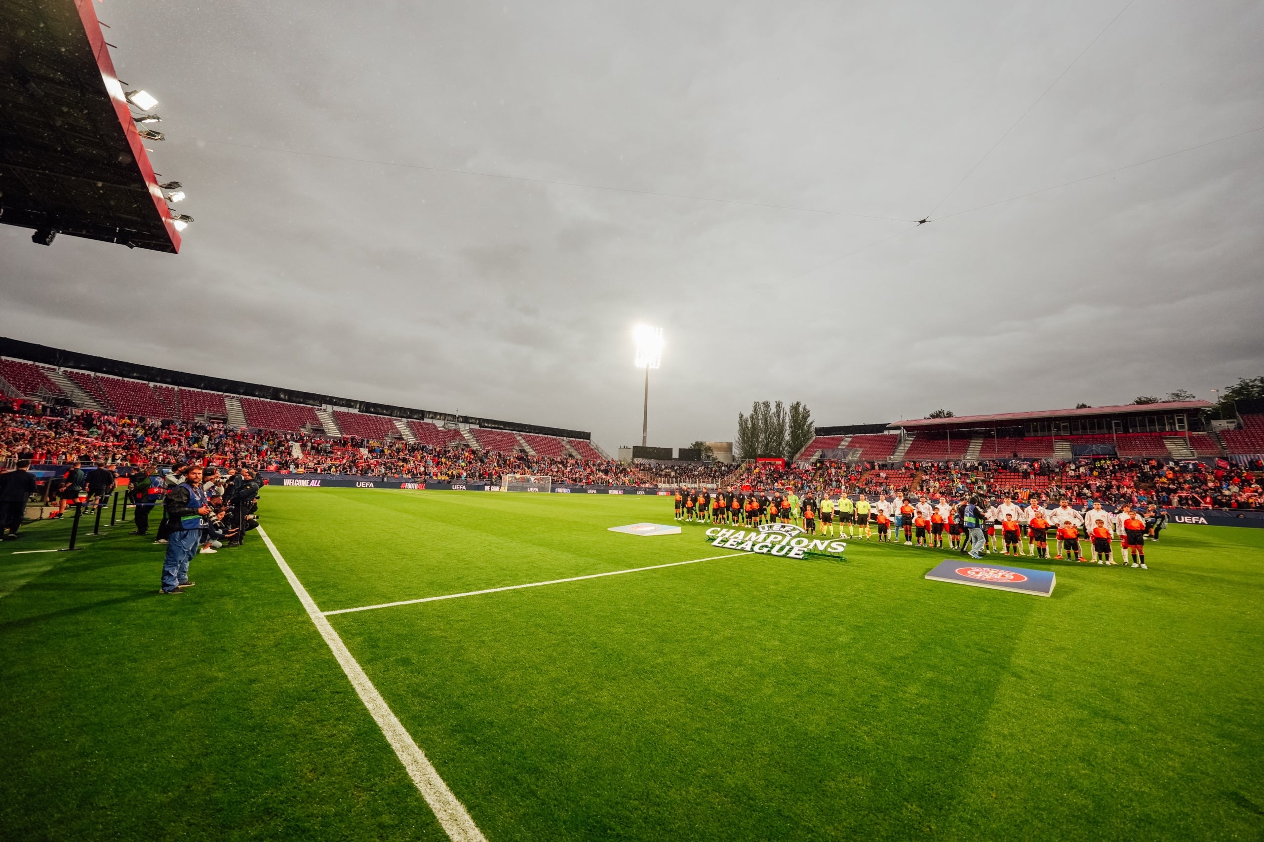 Dues de les graderies supletòries de Montilivi, absolutament buides durant el Girona-Feyenoord | Girona FC
