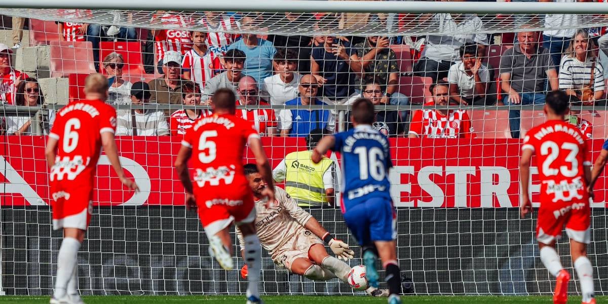 Gazzaniga aturant un penal | @GironaFC