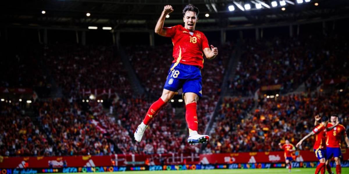 Zubimendi celebrant el gol d'Espanya | @SEFutbol