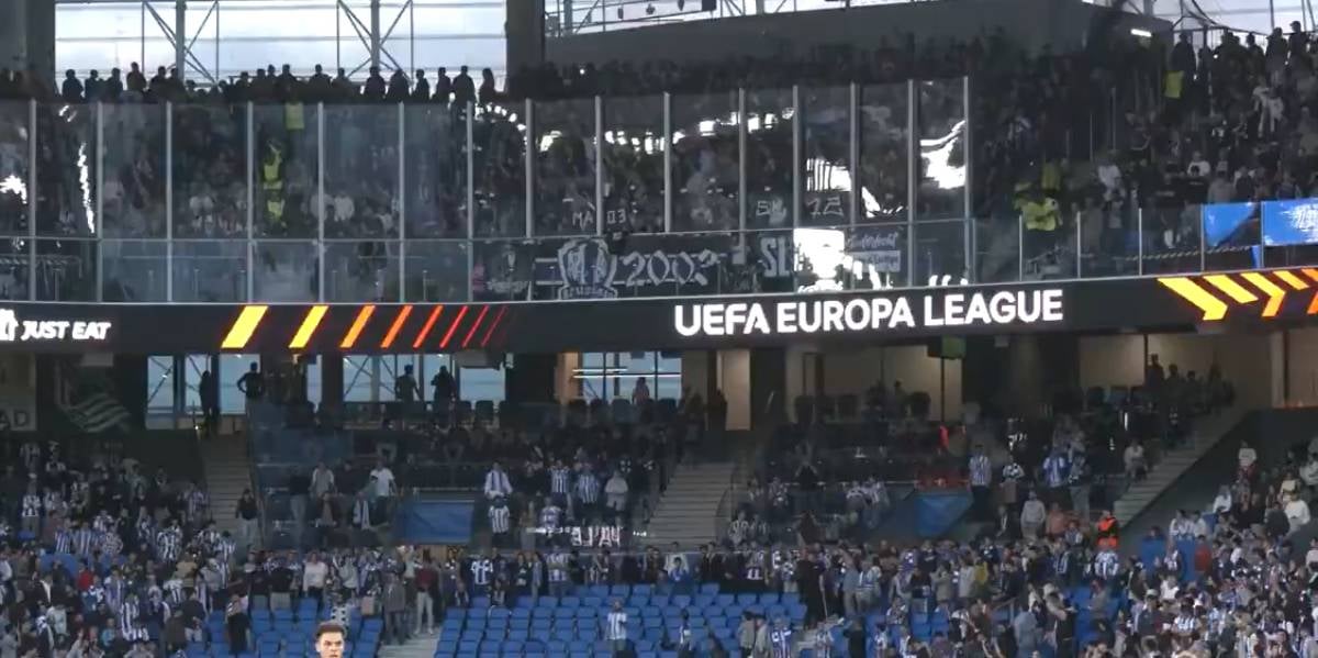 Las mamparas de seguridad del estadio de la Real Sociedad, con los ultras del Anderlecht detrás | Real Sociedad de Fútbol
