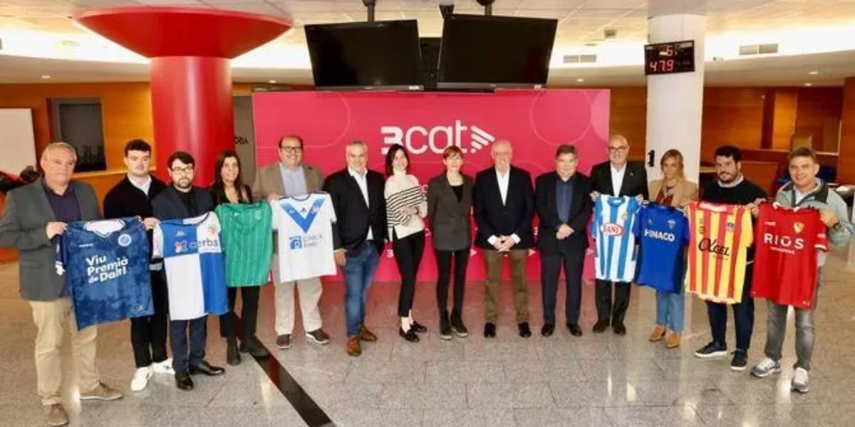 Sigfrid Gras, director de TV3, i Joan Soteras, president de la FCF, amb els presidents dels vuit clubs catalans que han arribat a l'acord per retransmetre els seus partits | 3Cat