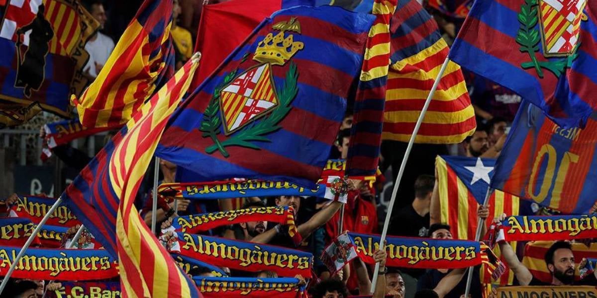 Banderes i bufandes a la Grada d'Animació del Barça | Penya Almogàvers