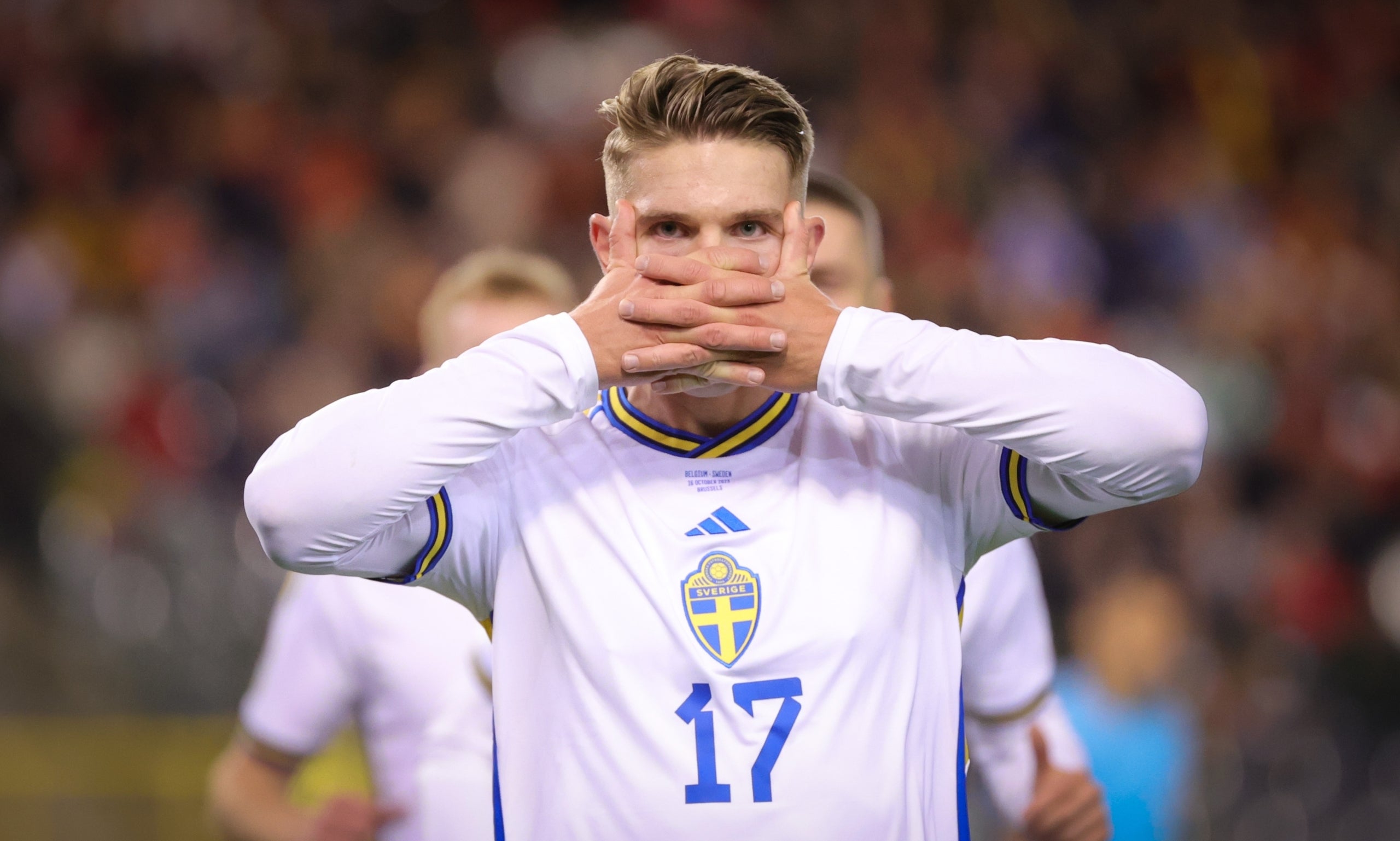 Viktor Gyökeres, fent la seva característica celebració durant un partit amb la selecció sueca | Europa Press