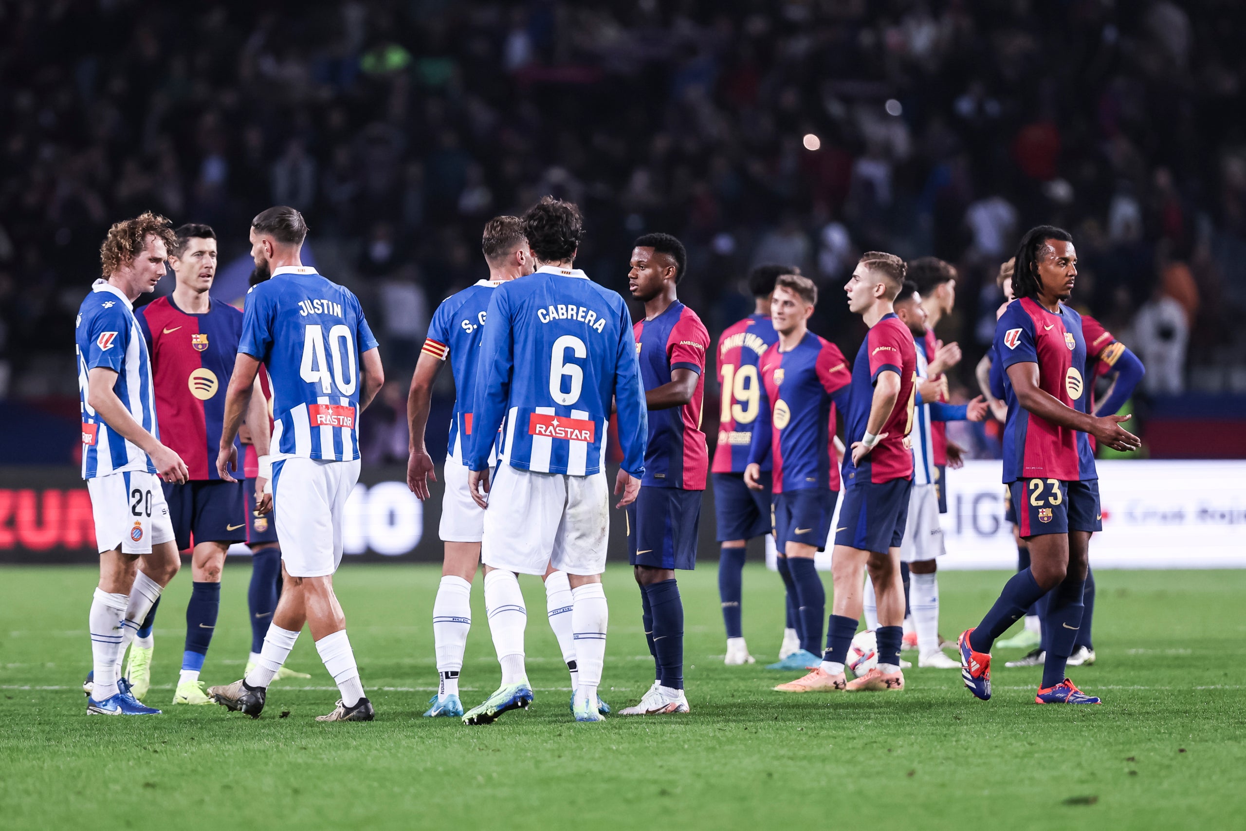 Els jugadors del Barça i l'Espanyol, durant el derbi | Europa Press