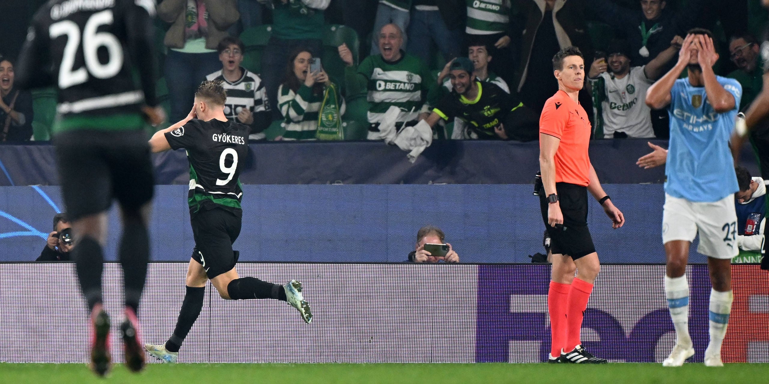 Viktor Gyökeres, celebrant un dels seus tres gols contra el Manchester City | Europa Press