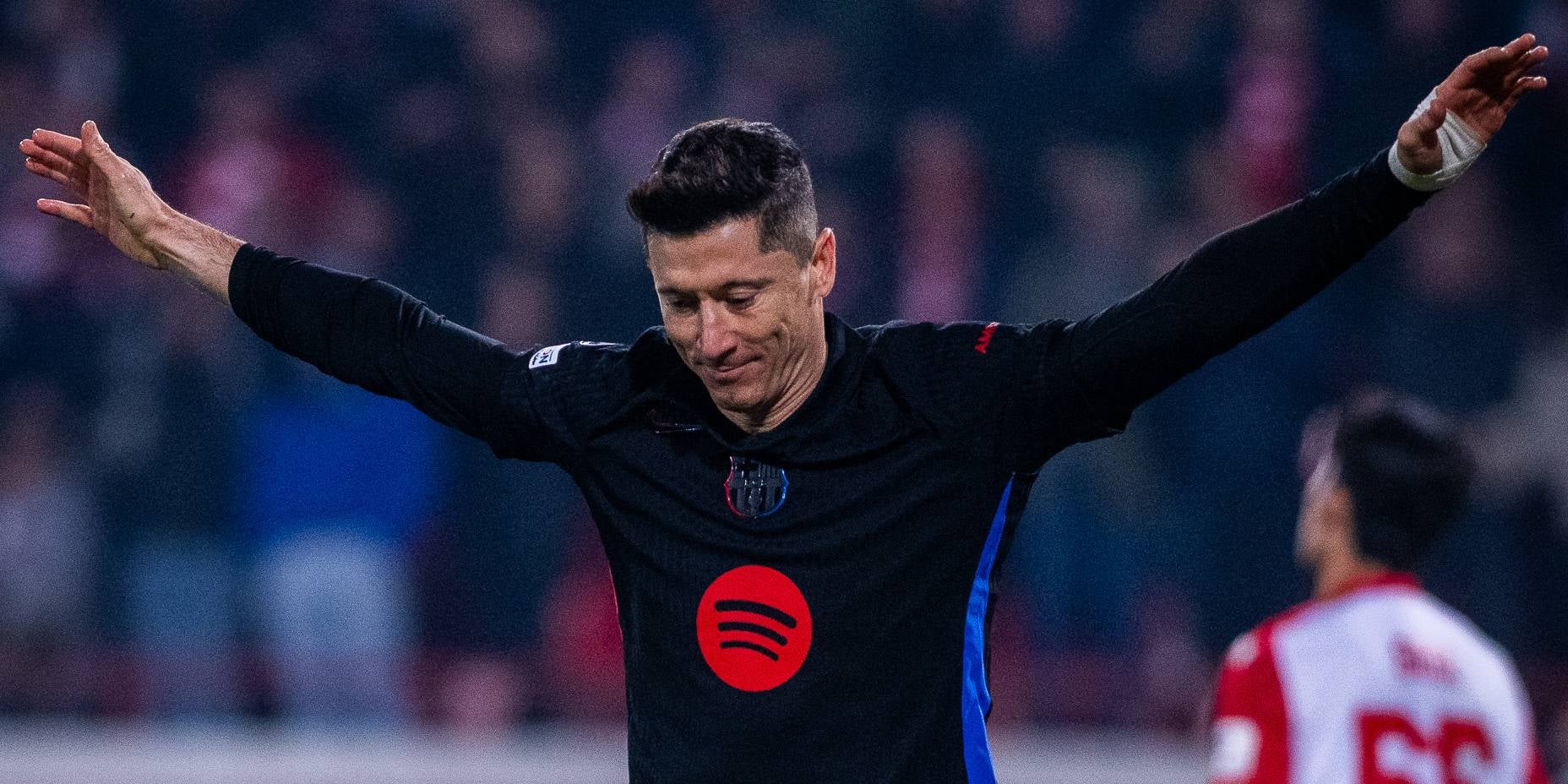 Robert Lewandowski celebra un dels seus gols contra l'Estrella Roja | FC Barcelona