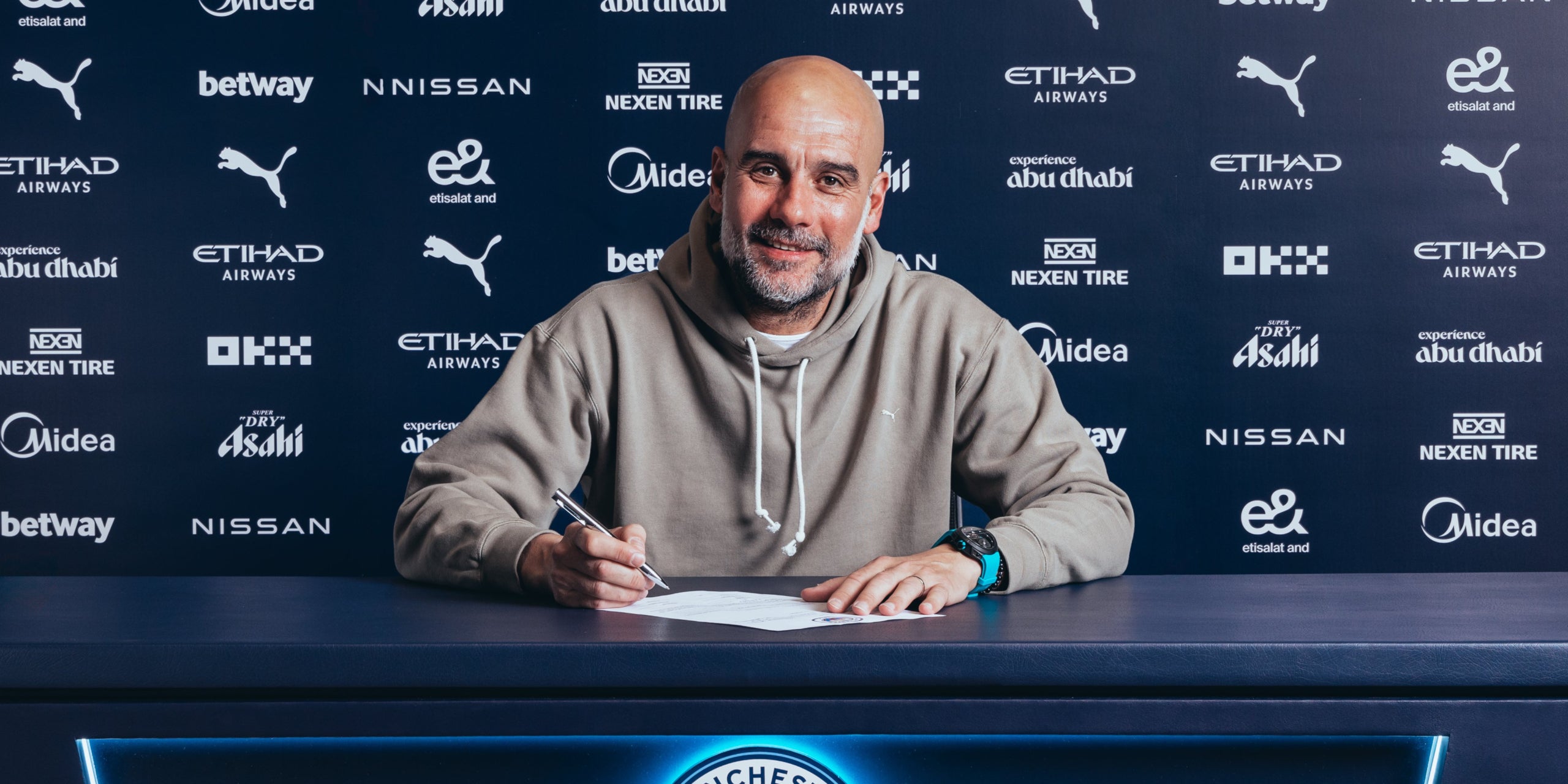 Pep Guardiola, firmant la seva renovació amb el Manchester City fins al 2027 | Manchester City