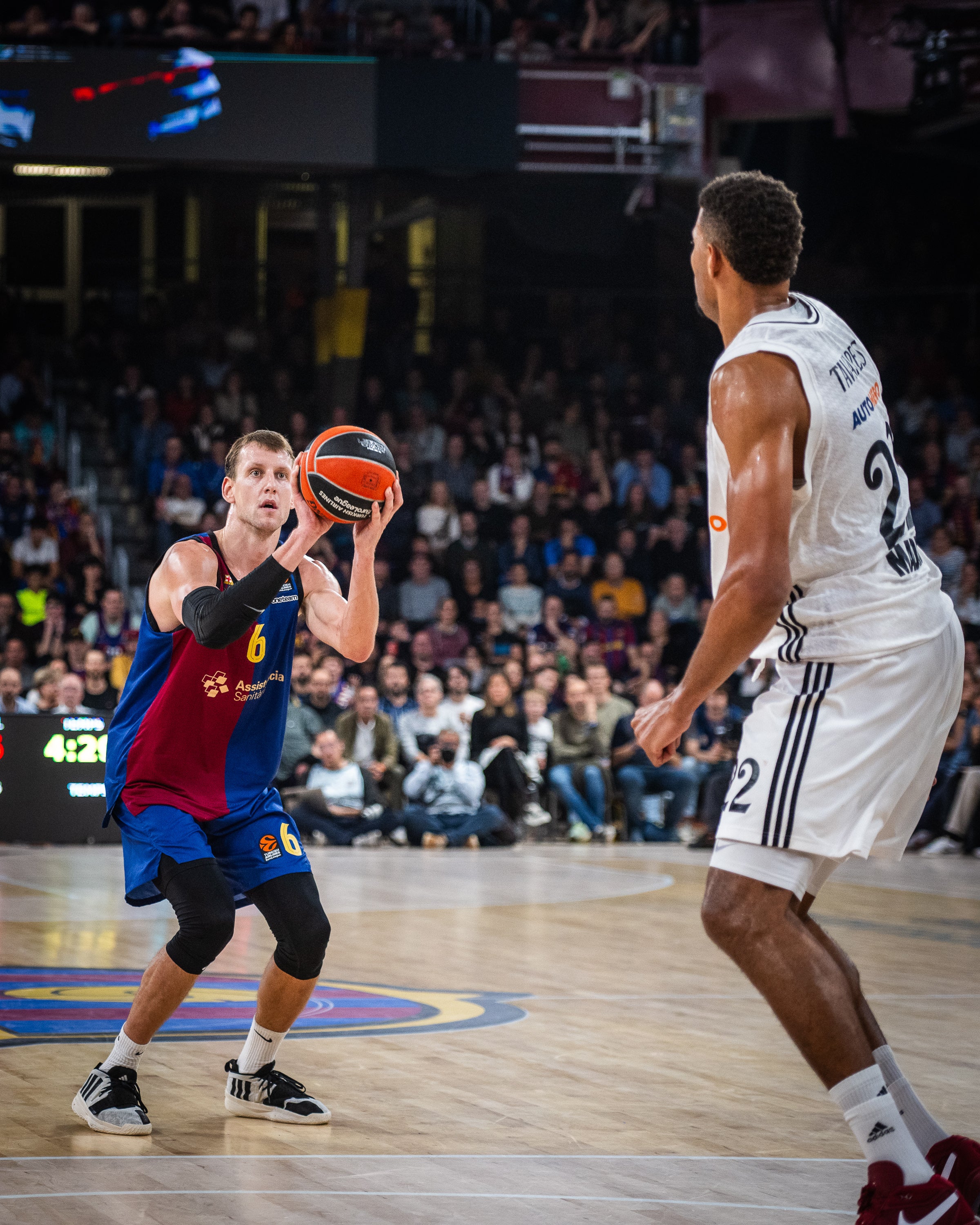 Walter Tavares intentar puntejar un tir de Jan Vesely | FC Barcelona