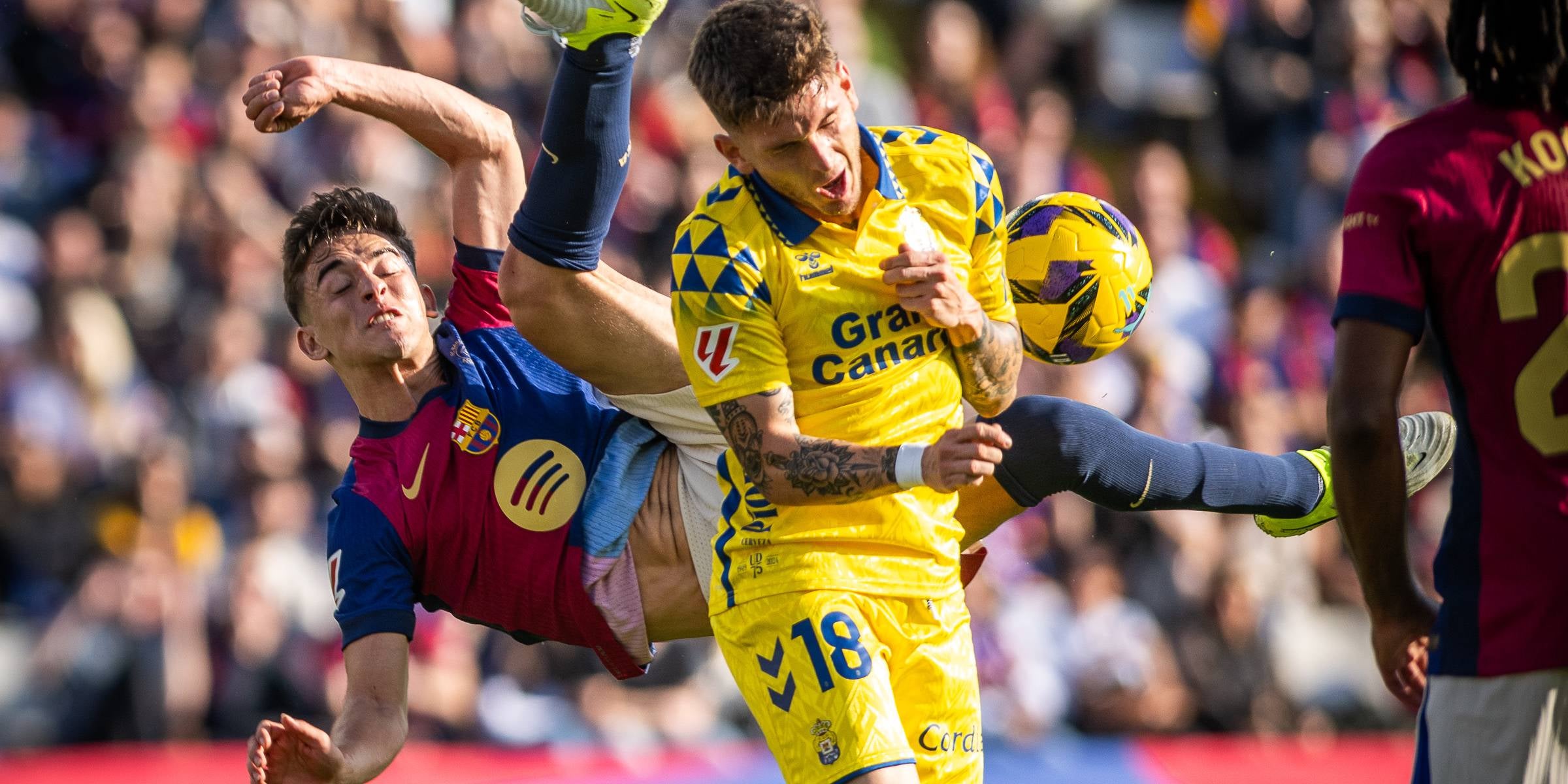 Gavi intenta una rematada acrobàtica durant el partit contra el Las Palmas | FC Barcelona