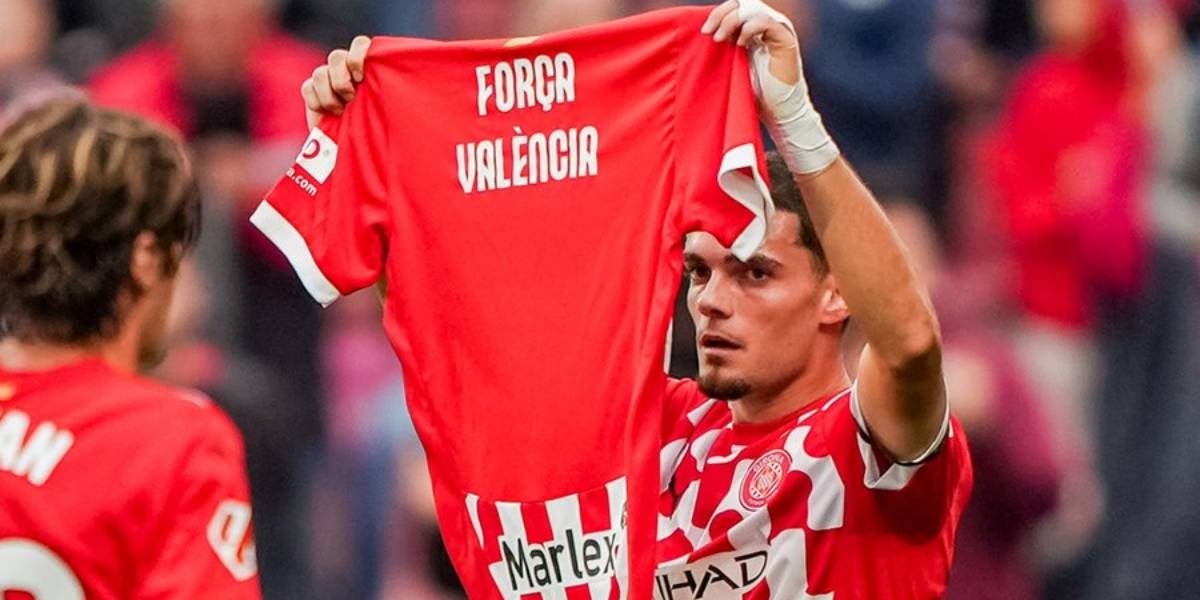 Miguel dedicant el gol a València | @gironafc