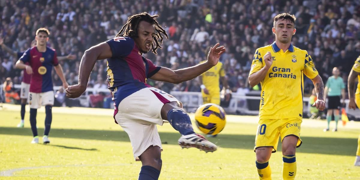 Koundé buscant un xut | @fcbarcelona_cat