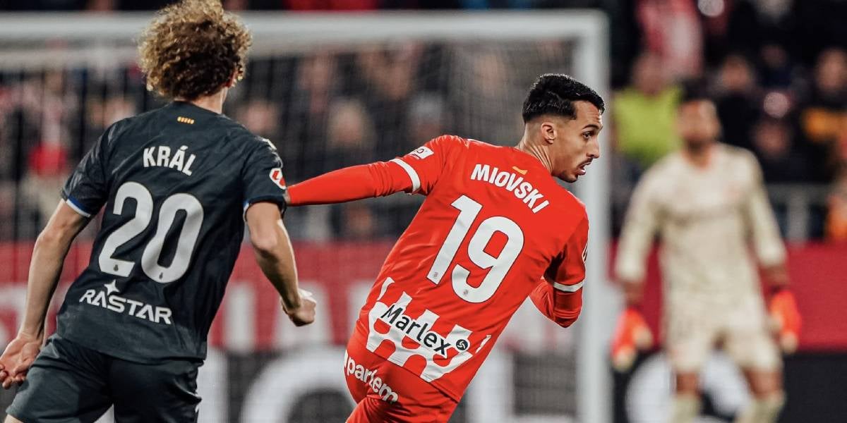Král persegueix a Miovski | @GironaFC