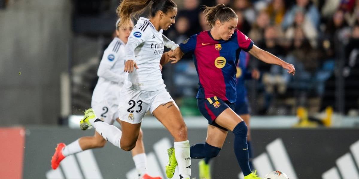 Pajor disputant una pilota | @FCBFemeni