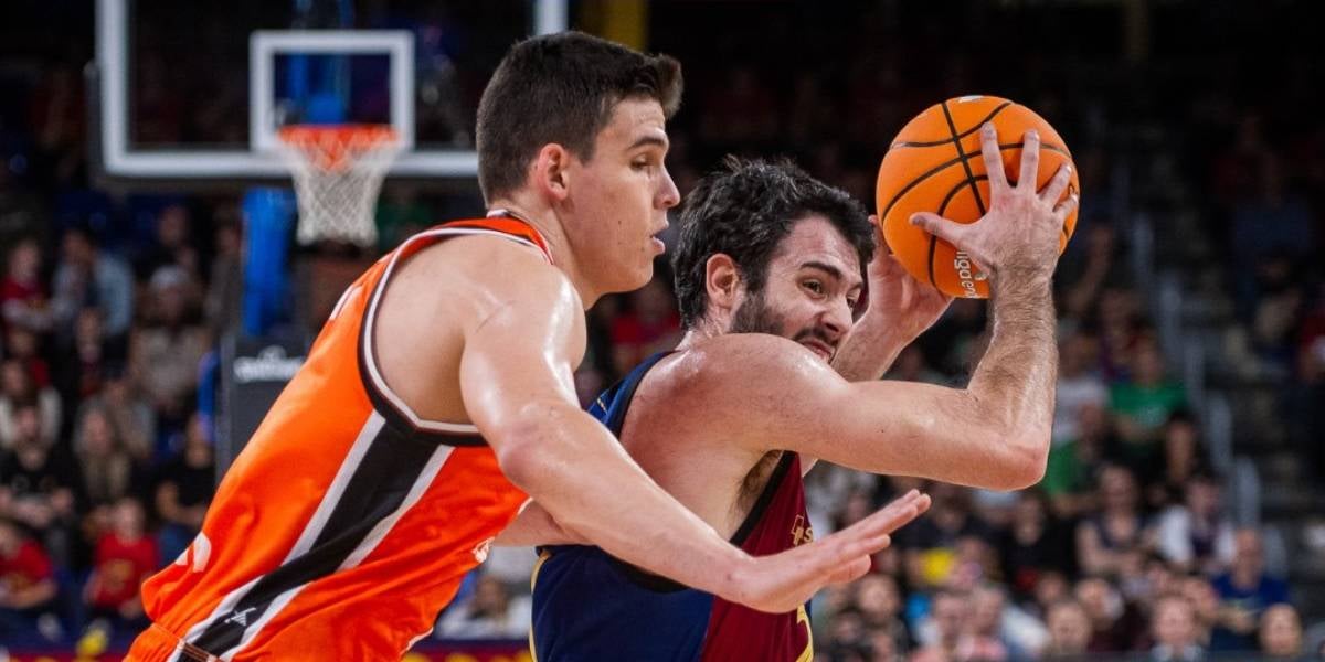 Abrines disputando un balón contra el Valencia Basket | @FCBbasket