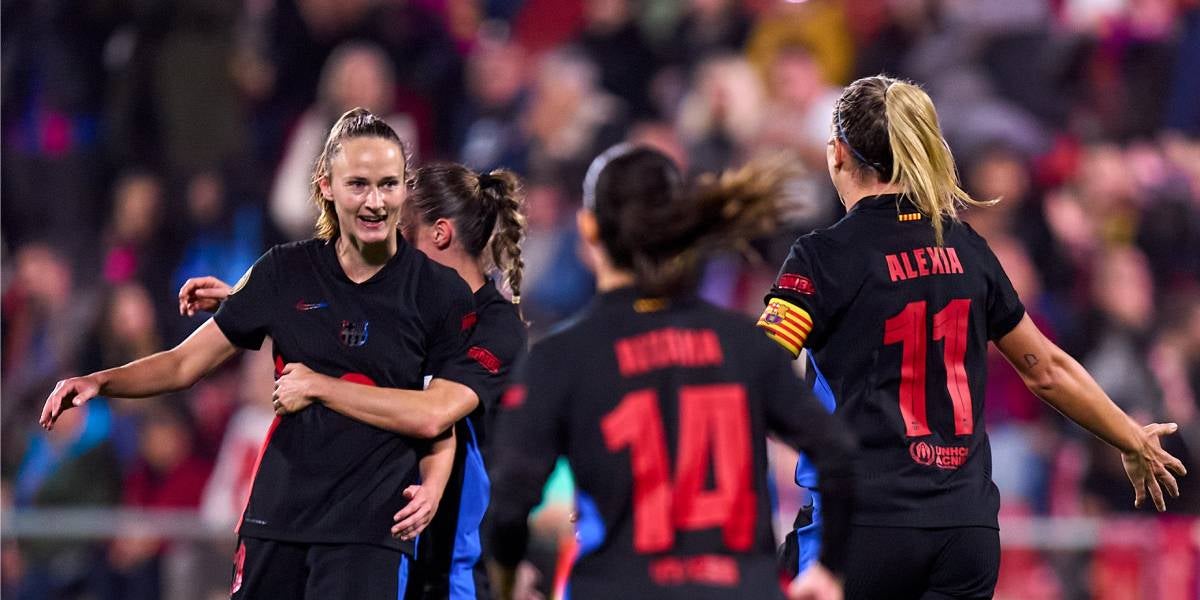 Alèxia y Aitana celebrando el gol de Caroline Graham Hansen | @FCBfemeni