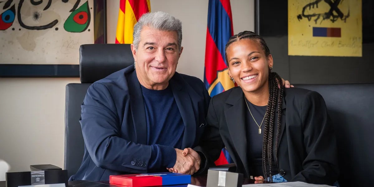 Vicky López, amb el president Joan Laporta durant la seva renovació fins al 2028 | Europa Press