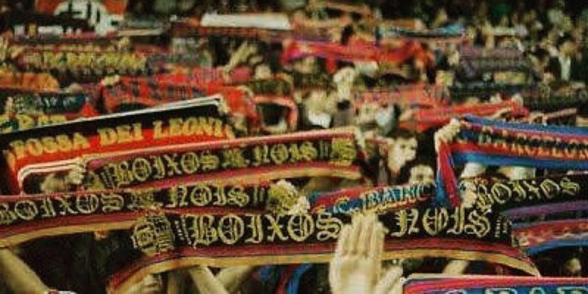 Los Boixos Nois, exhibiendo sus bufandas | @boixosnoisofficialsite