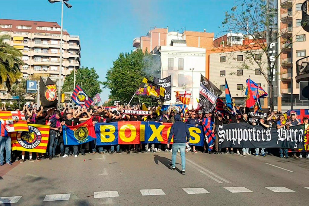 Els Boixos Nois i Supporters Barça, durant un seguici abans d'un partit