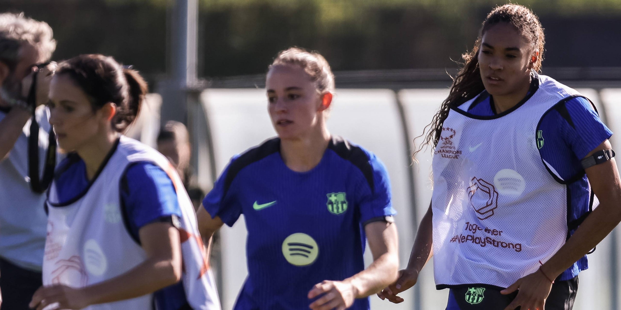 Salma Paralluelo, a la dreta, durant un entrenament amb el Barça | Europa Press