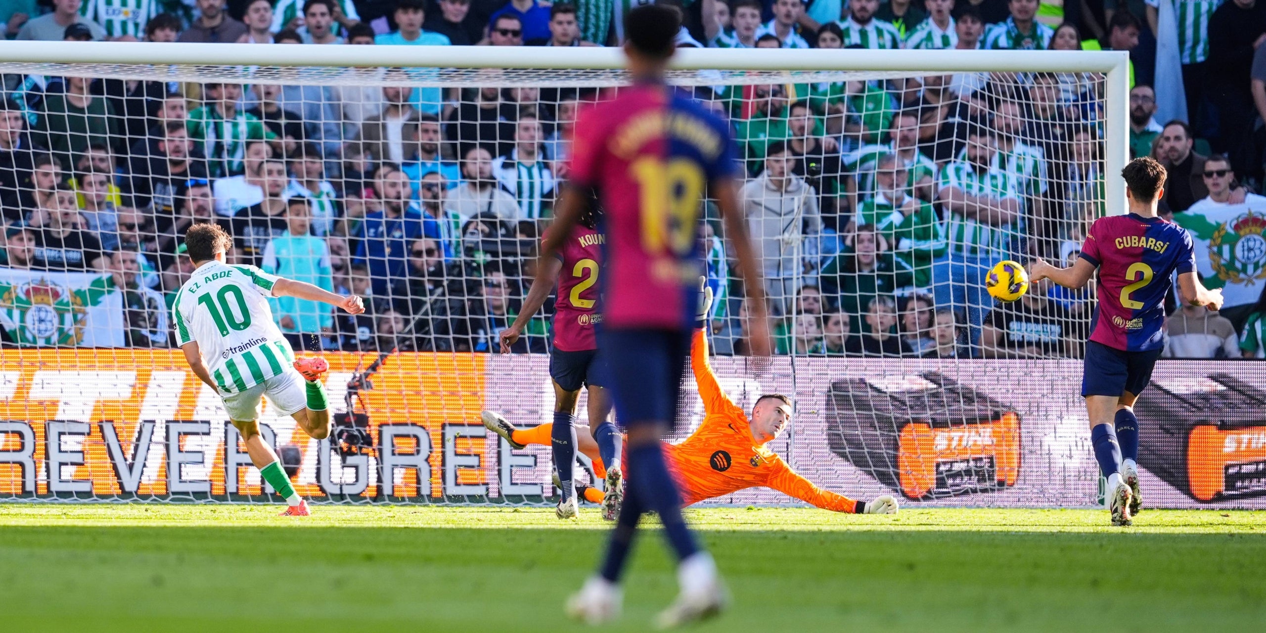 Lamine Yamal, en primer pla, durant el Betis-Barça de Lliga d'aquesta temporada | Europa Press