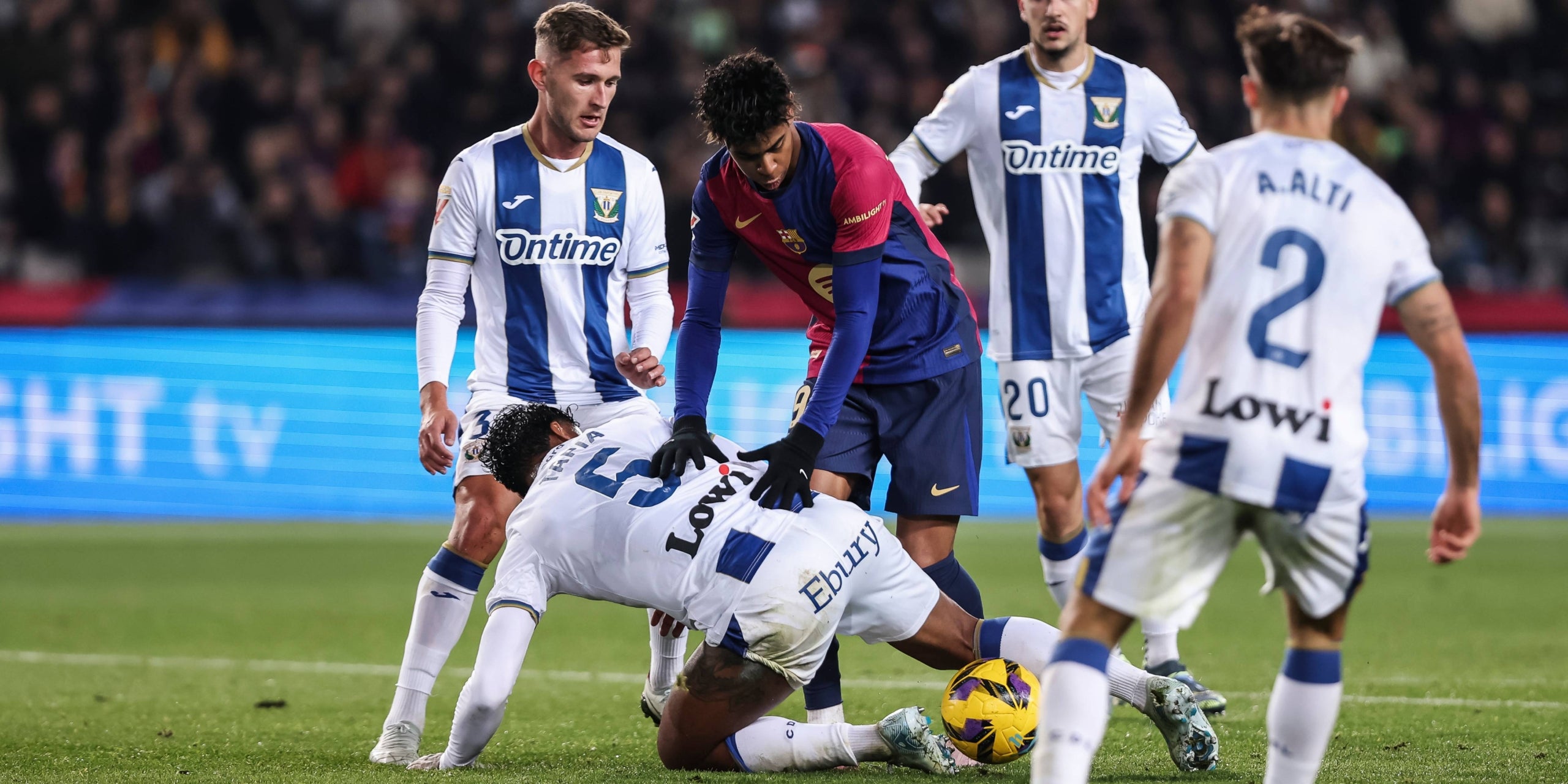 Lamine Yamal, envoltat de rivals del Leganés | Europa Press