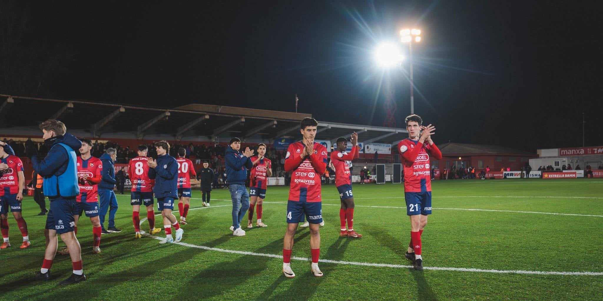 Els jugadors de l'Olot, després del partit contra el Sevilla | UE Olot