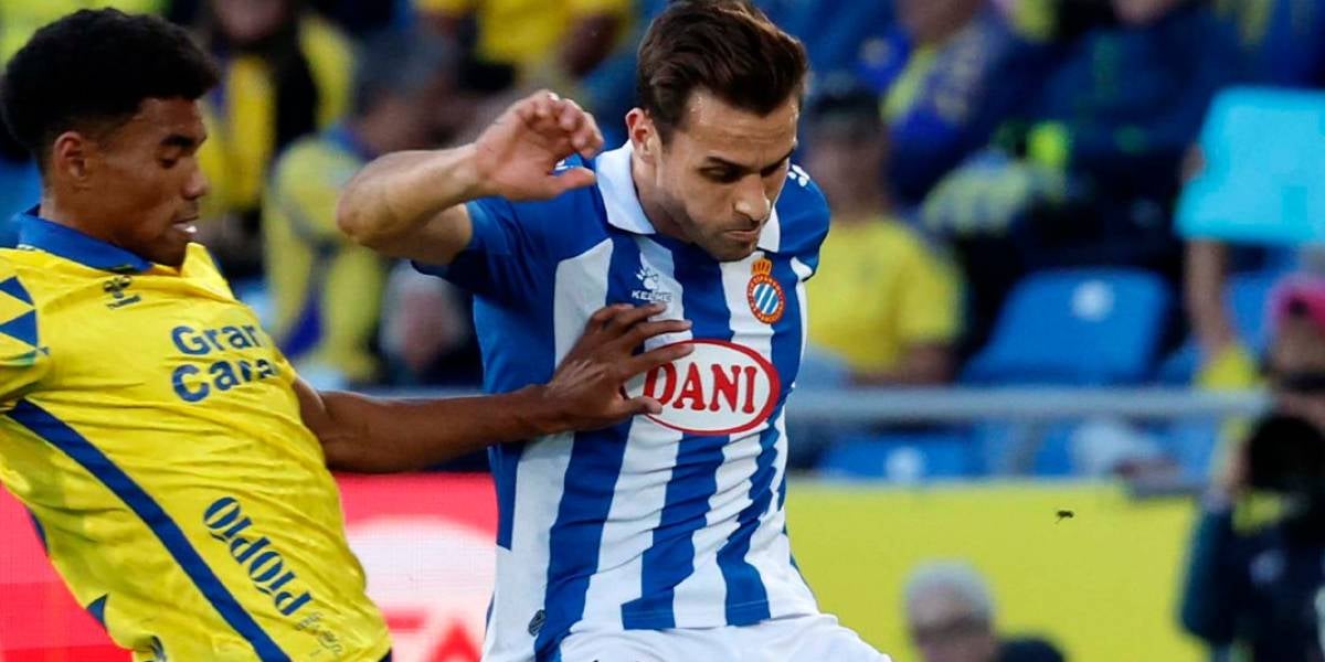 Brian Oliván lluitant una pilota | @RCDEspanyol