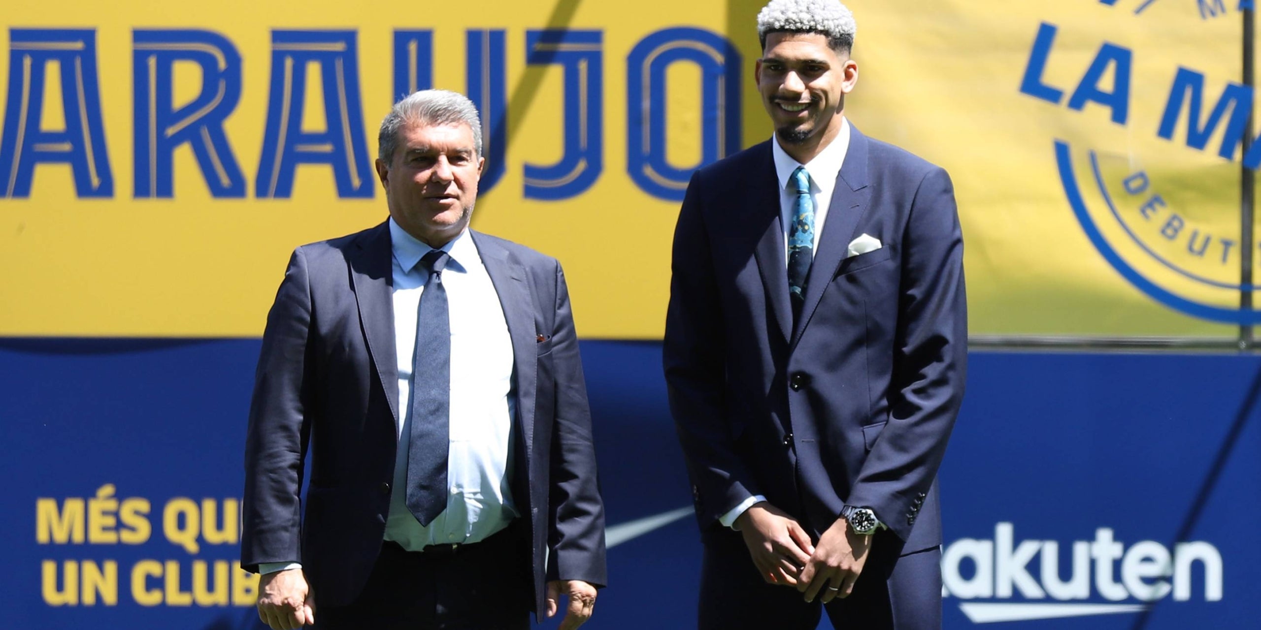 Joan Laporta i Ronald Araujo, durant l'acte de renovació del central l'any 2022 | Europa Press