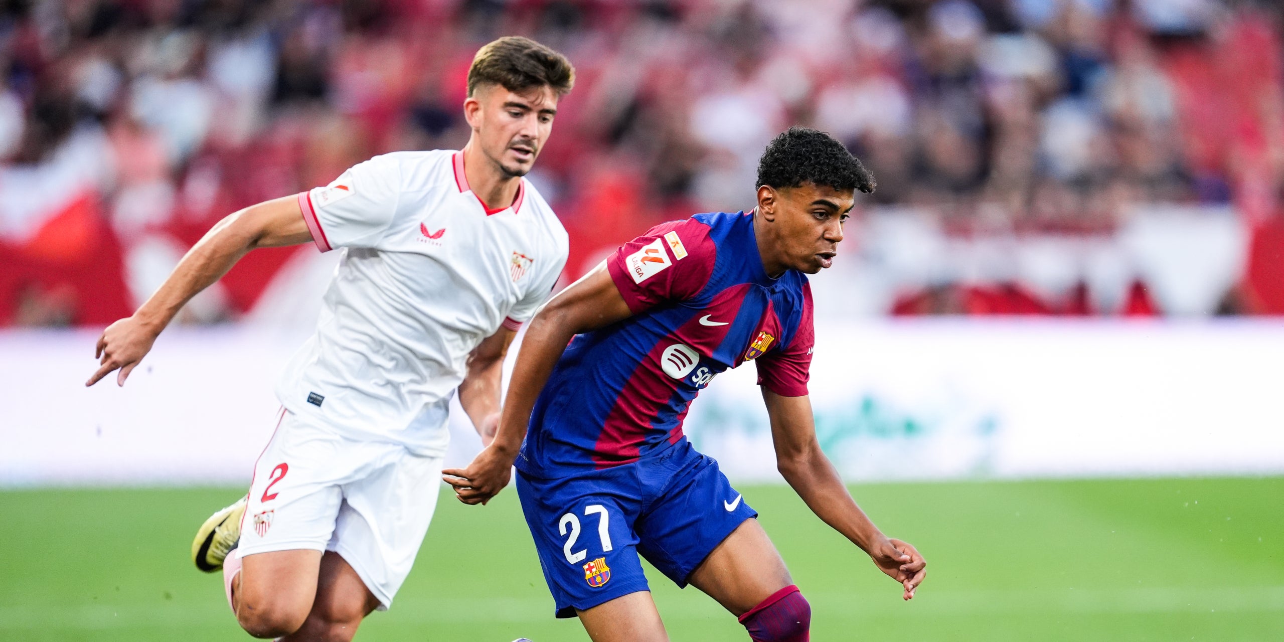 Kike Salas, jugador del Sevilla, defensant Lamine Yamal en un partit contra el Barça de la temporada 2023/24 | Europa Press