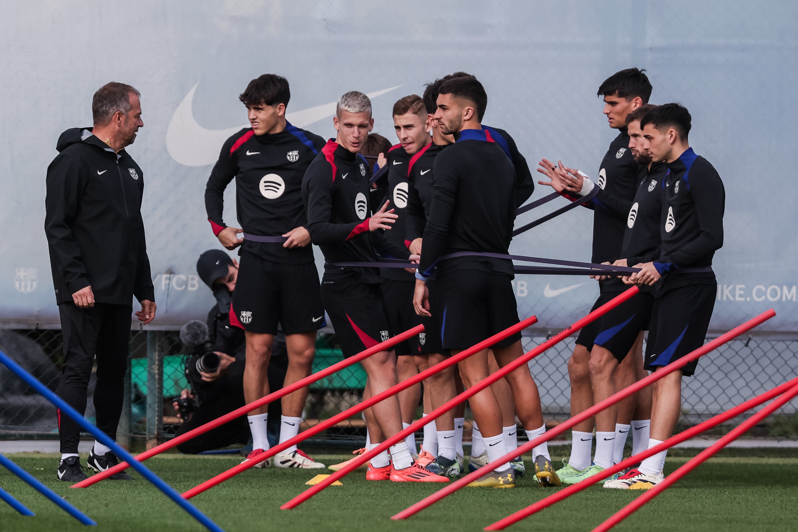 Dani Olmo y otros jugadores, con Hansi Flick | Europa Press