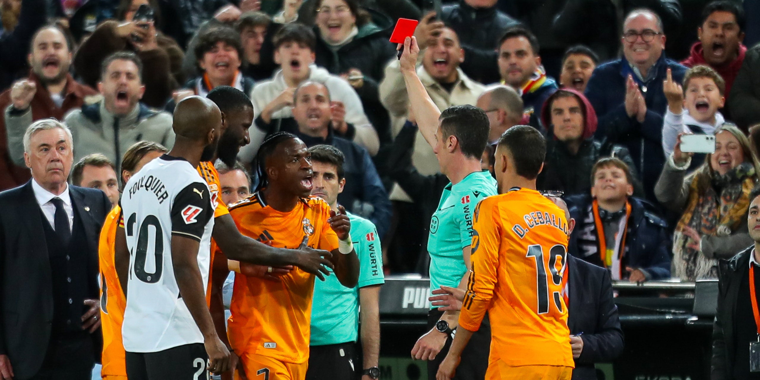 El árbitro César Soto Grado, expulsando a Vinicius en el partido contra el Valencia | Europa Press