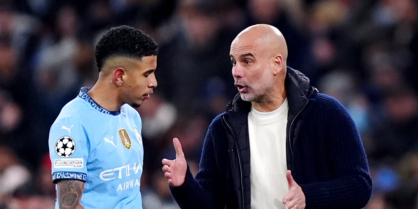 Pep Guardiola, hablando con Savinho durante un partido con el Manchester City | Europa Press