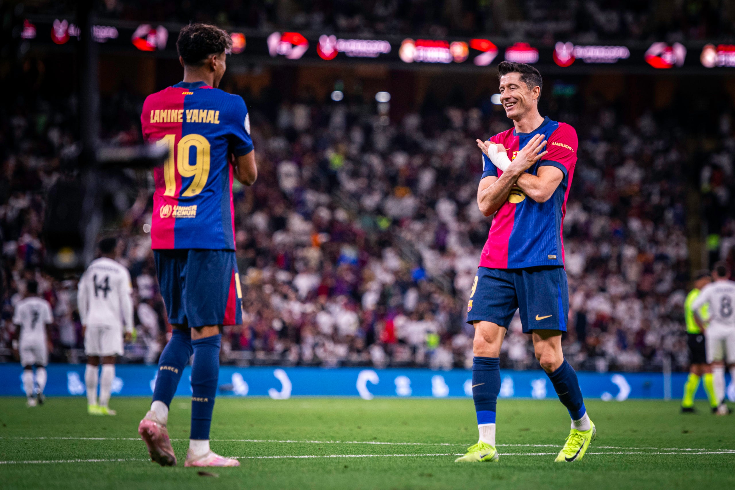 Lamine Yamal i Lewandowski celebren un dels gols contra el Madrid | FC Barcelona