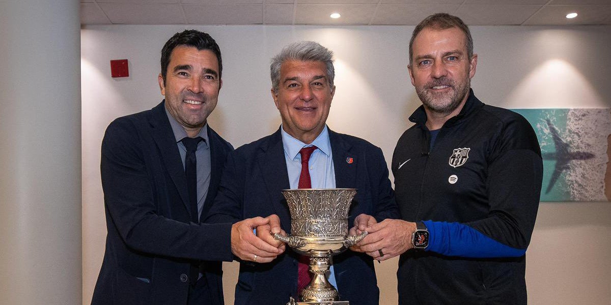 Deco, Joan Laporta i Hansi Flick amb la Supercopa d'Espanya guanyada | FC Barcelona