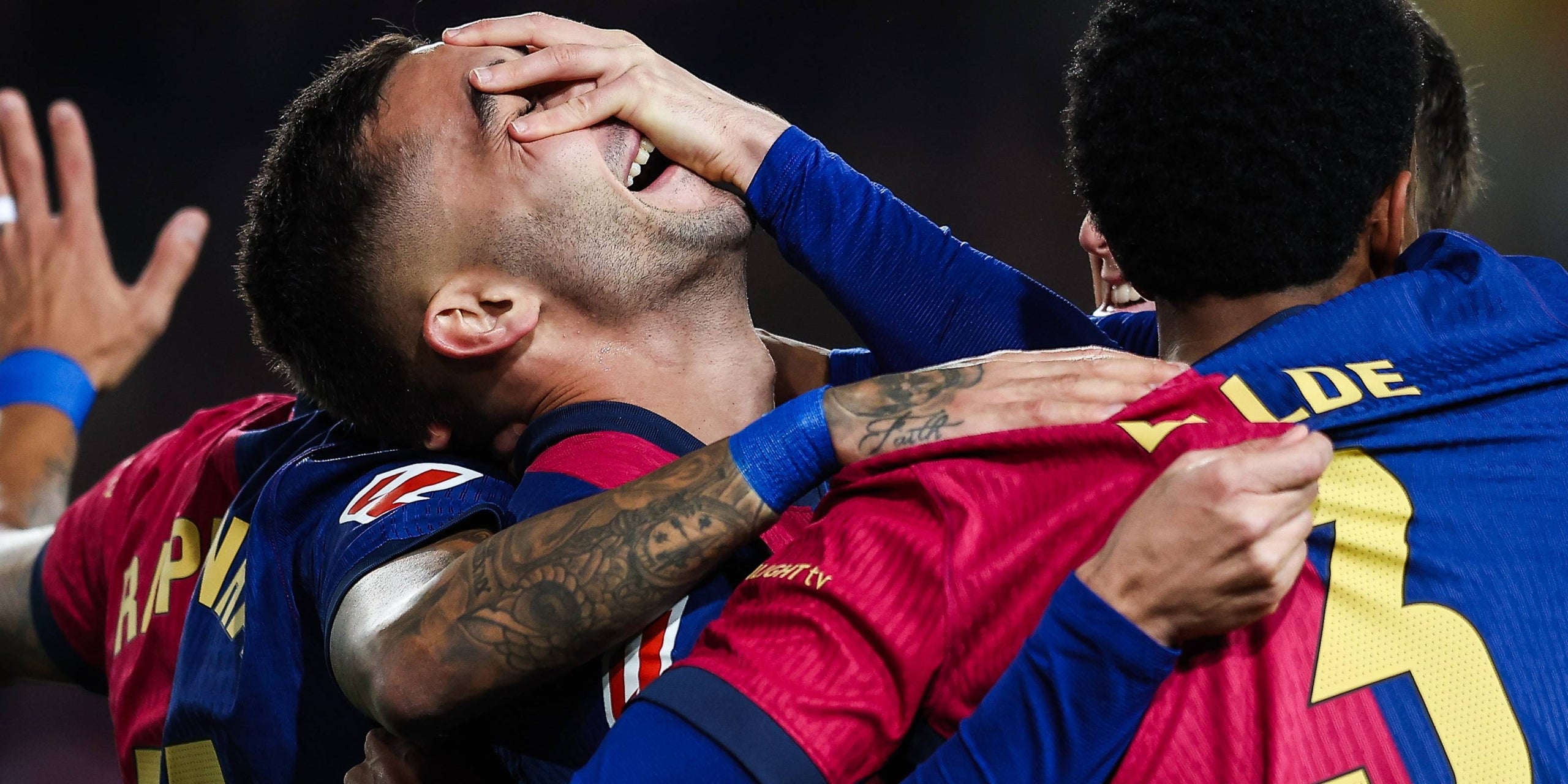 Los jugadores del Barça celebran el gol de Ferran Torres en la primera mitad | FC Barcelona