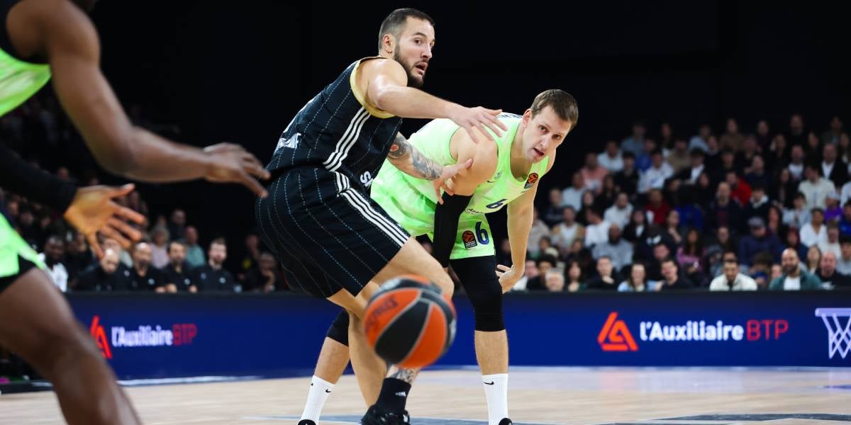 Vesely buscant una passada | @FCBbasket