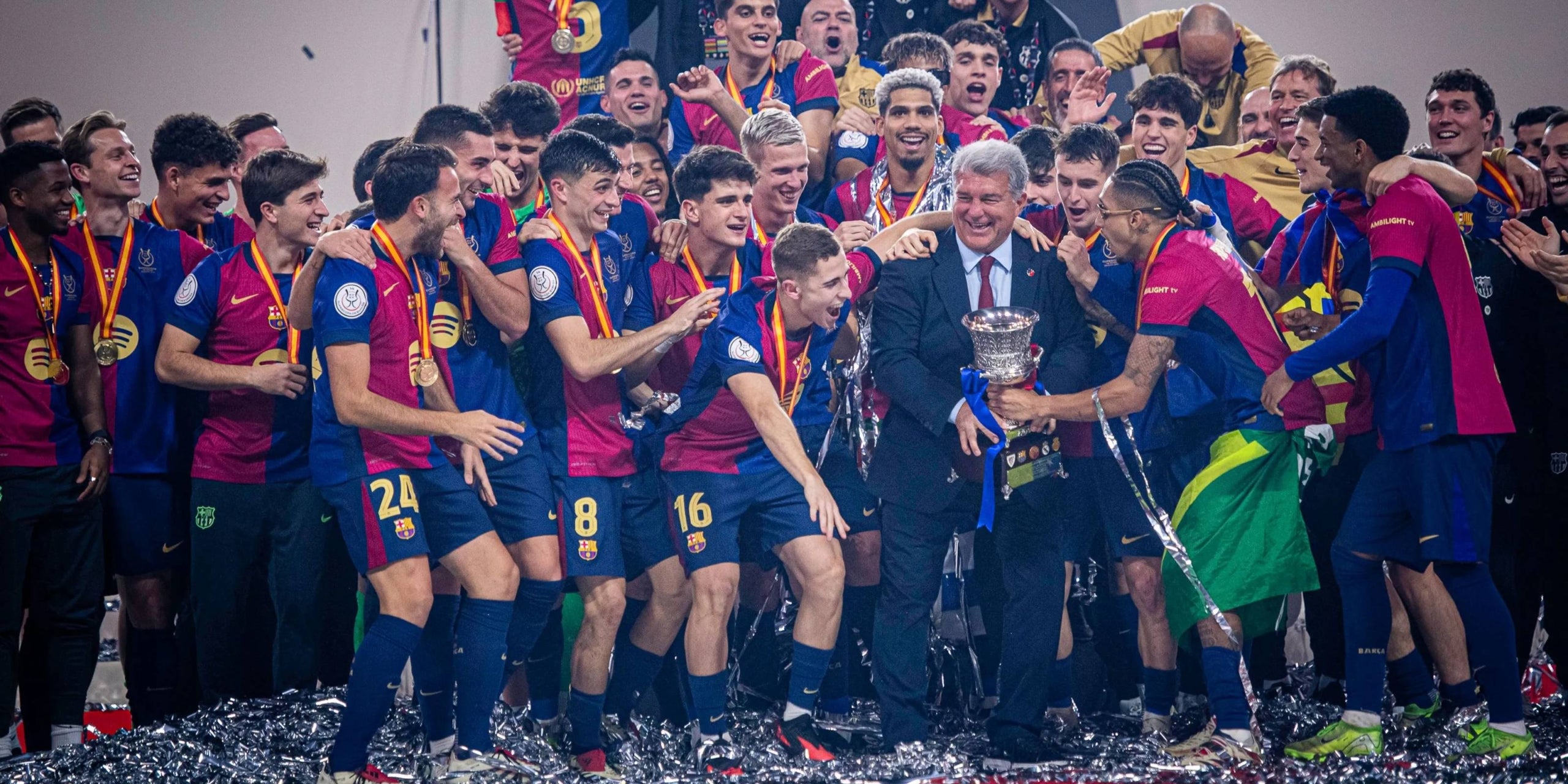 Joan Laporta, aixecant la Supercopa amb l'equip | FC Barcelona