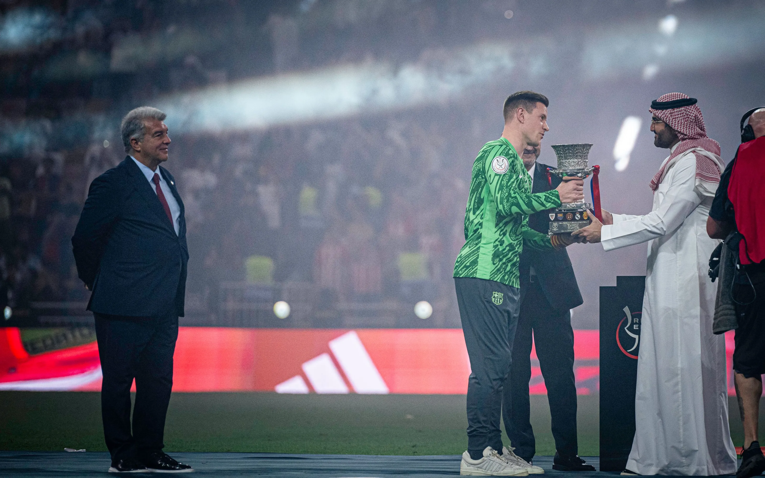 Joan Laporta, a la gespa de l'estadi de l'Aràbia Saudita on s'ha disputat la Supercopa | FC Barcelona