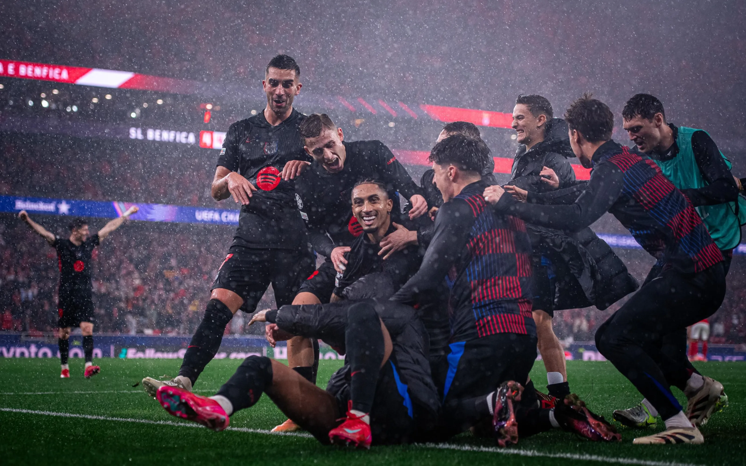 Los jugadores del Barça celebran la remontada contra el Benfica | FC Barcelona