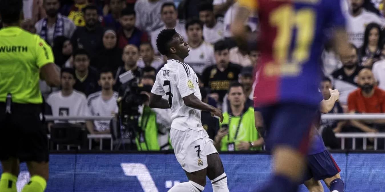 Gil Manzano, d'esquena, al costat de Vinicius | FC Barcelona